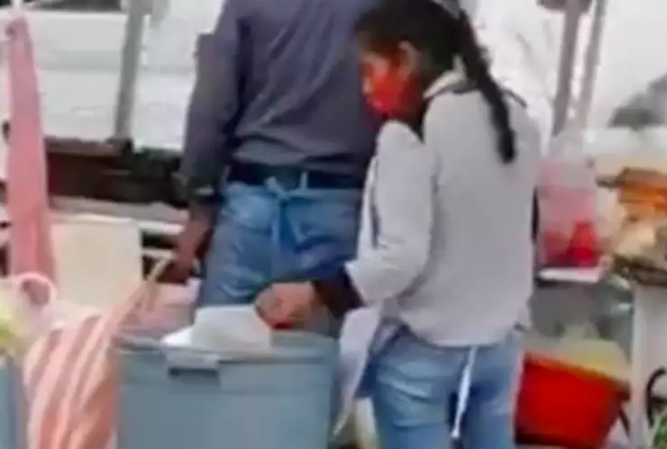 Taqueros en Ecatepec ‘reutilizan’ platos de la basura para nuevos clientes