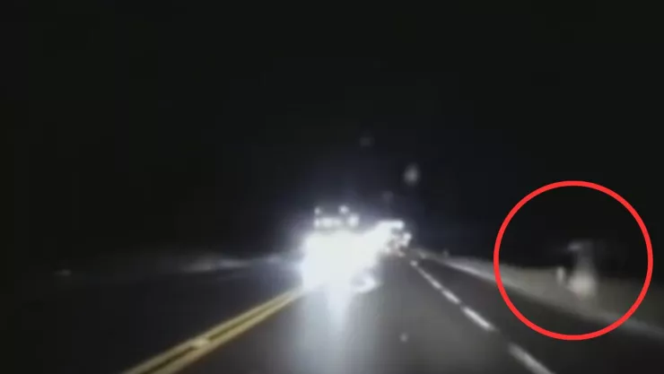 Mujer sin cabeza en carretera