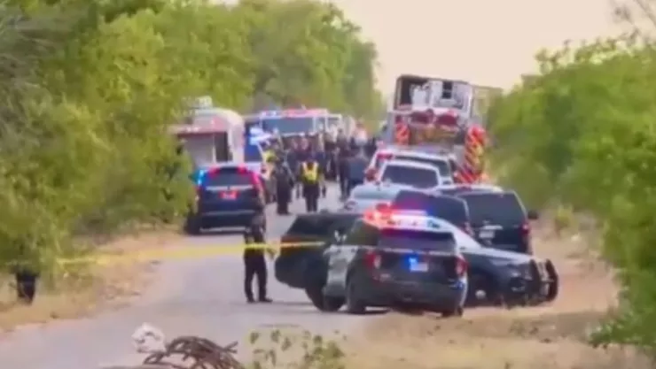 Localizan tráiler en Texas; viajaban migrantes y fallecieron 50 pasajeros