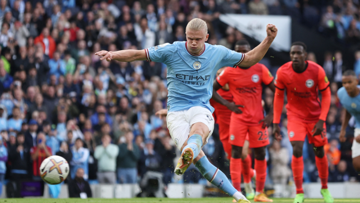 Erling Haaland anota con el Manchester City