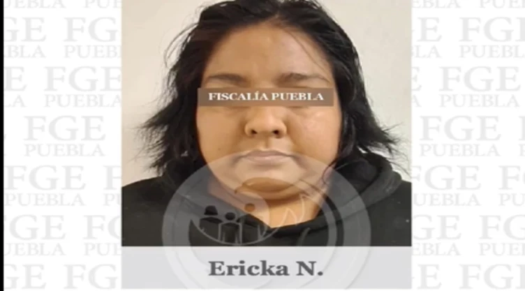 La mujer también se cortó las muñecas.