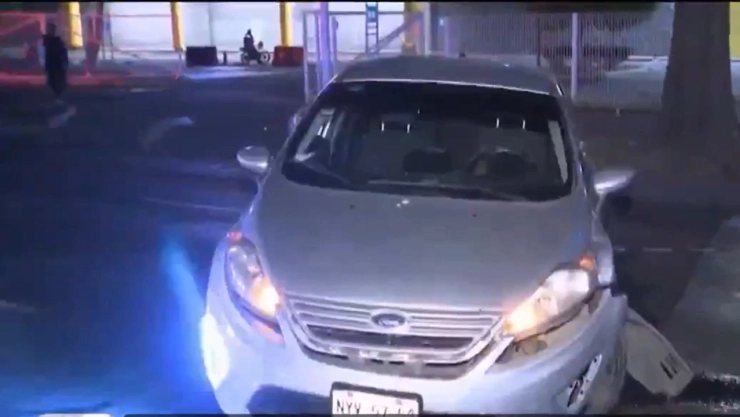 Mientras dormía_ Conductor se estampa contra un poste y lo derriba en Iztapalapa