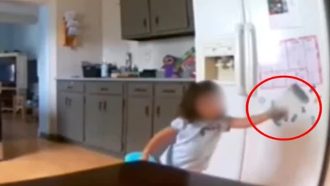 Niña juega con amigo imaginario y este REACCIONA de manera agresiva