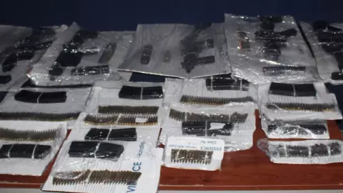 detienen a 3 hombres con armas