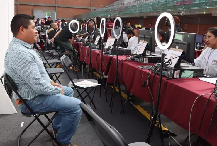 Hombre realiza la toma de su fotografía para expedir la licencia de conducir permanente en la CDMX.