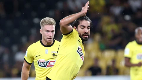 Rodolfo Pizarro en el AEK Atenas