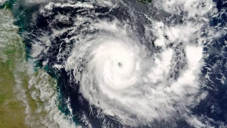 Huracán Ernesto se fortalece y revelan su nueva trayectoria