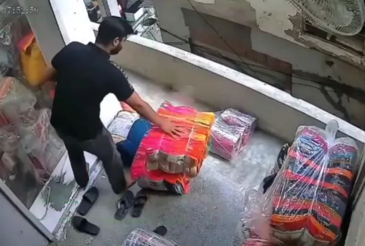 un trabajador en India perdió la vida al caer desde un edificio mientras realizaba sus labores