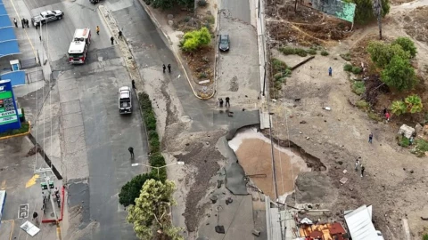 ¡Se abre un enorme socavón! En el Blvd Díaz Ordaz tras fuga de agua