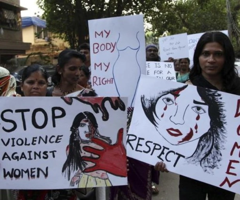Una adolescente de 15 años murió en un hospital de India, una semana después de que un grupo de hombres la quemó como castigo por resistirse a una violación.
