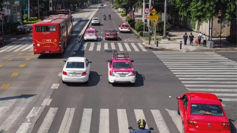 El Reglamento de Tránsito refiere sobre el uso de placas en los autos.