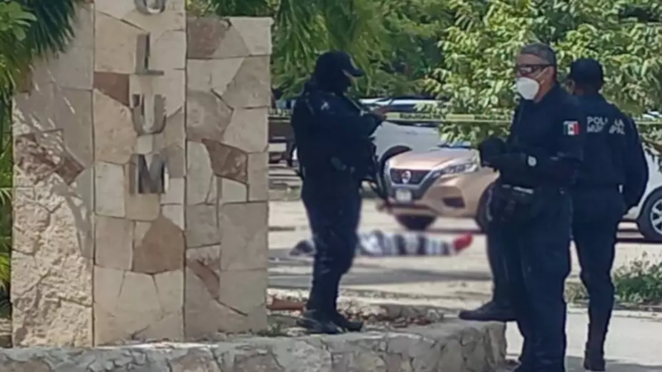 BALEAN A UNA PERZONA EN ZONA ARQUEOLOGICA DE TULUM.jpg