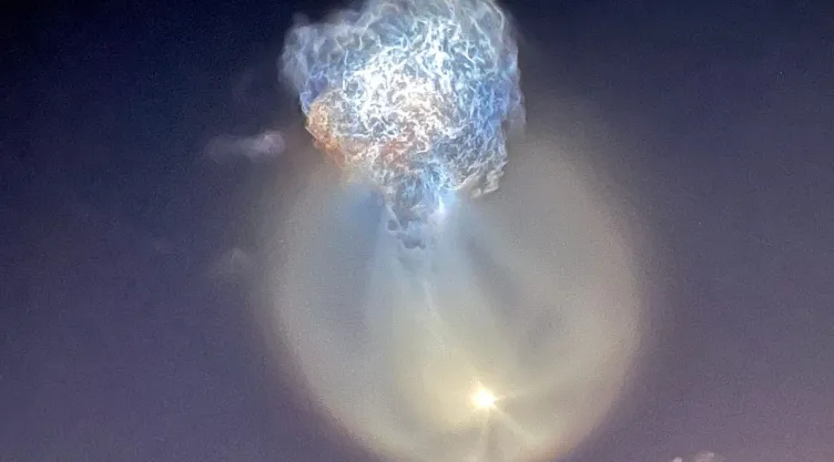 Efecto medusa: el fenómeno luminoso que dejó el cohete Falcon 9 de SpaceX en el cielo de Florida