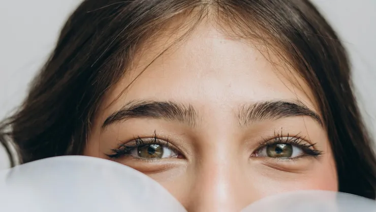 Técnica para cejas pobladas y grandes que estará de moda en 2025: Atrévete a probarlas
