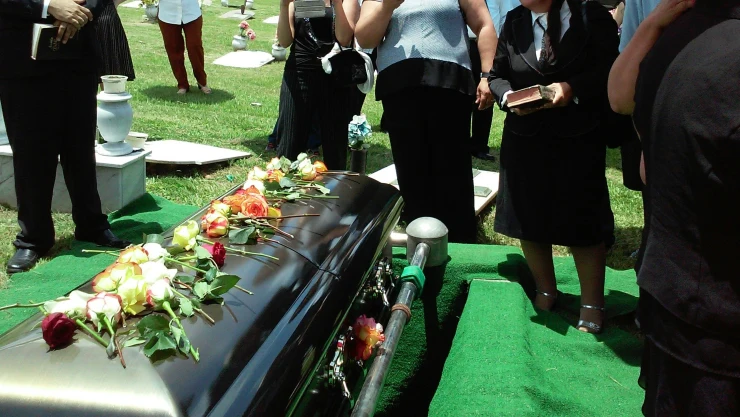 Trend en tiktok: influencer hace GRWM para el funeral de su papá