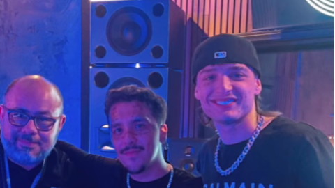 ¿Colaboración? Christian Nodal sube foto con Peso Pluma en un estudio de grabación