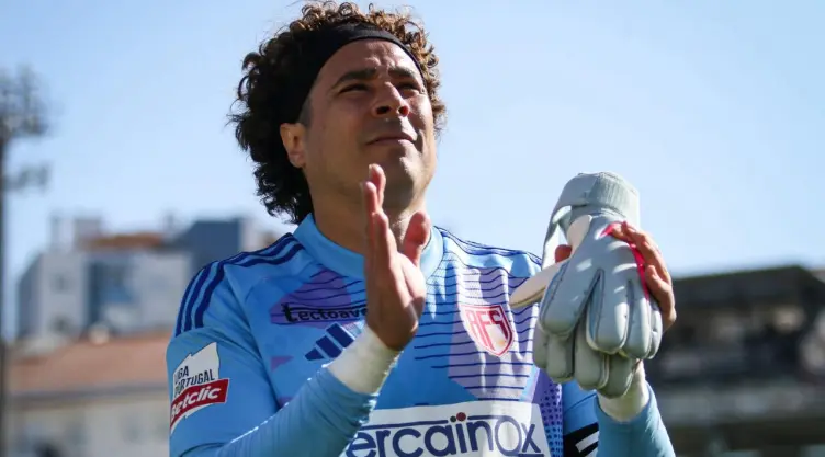 Guillermo Ochoa AVS
