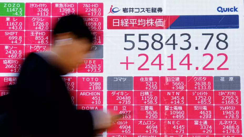 Pantalla con los movimientos del índice bursátil japonés Nikkei, en Tokio.