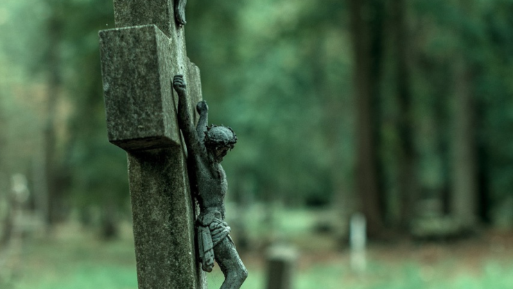 Cruz en cementerio