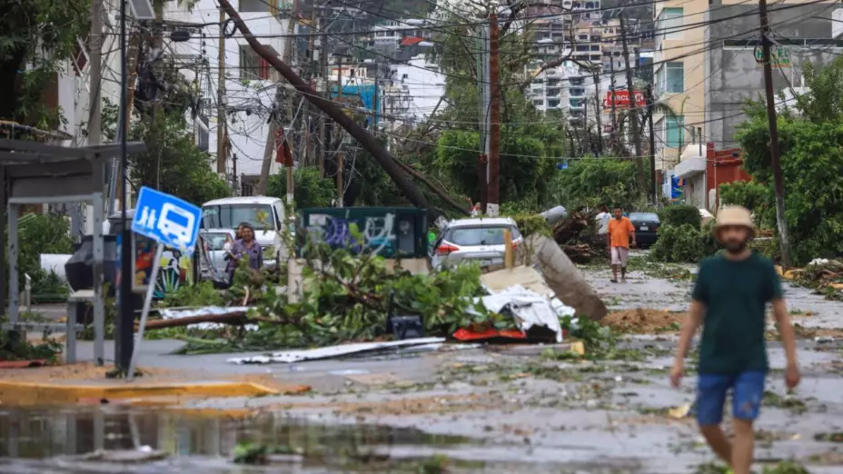 destrucción tras huracán otis