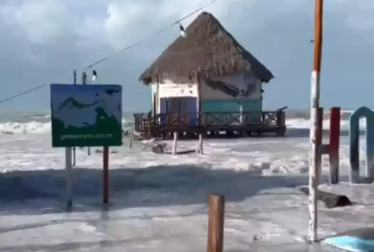 VIDEO_ Así lucen las inundaciones en Holbox tras paso del frente frío 32