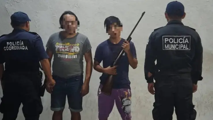 Por portar un arma de caza frente a una escuela, detienen a dos hombres en Progreso
