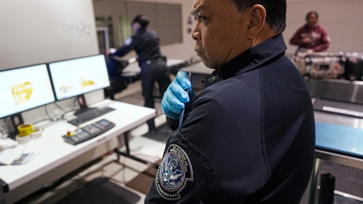 Agente del CBP en aeropuerto.