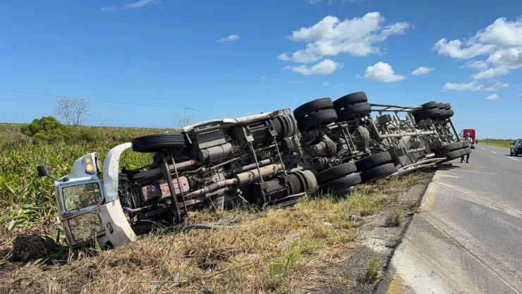 Volcadura de tolva en carretera Coatzacoalcos-Minatitlán
