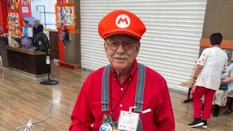 Tierno abuelito empacador se disfraza de Mario Bros