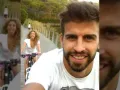 Shakira y Pique paseando en bicicleta.jpg