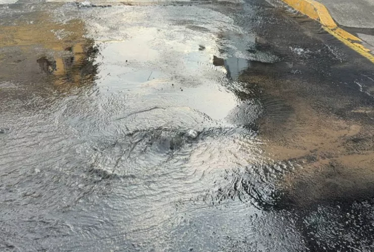 Se reporta fuga de agua en Avenida Insurgentes