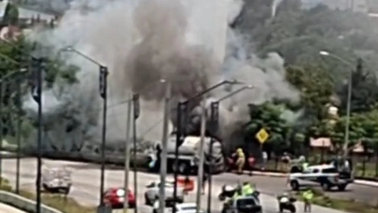 Incendio de pipa en Periférico Ecológico de Puebla 7 julio 2026