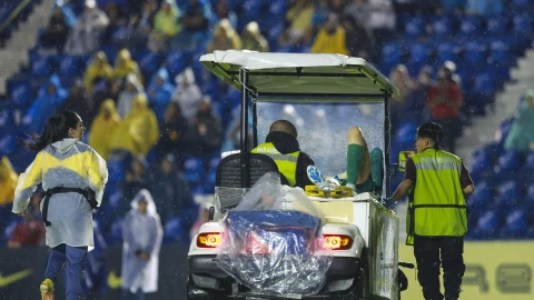 Itzel Velasco sale de la cancha en camilla
