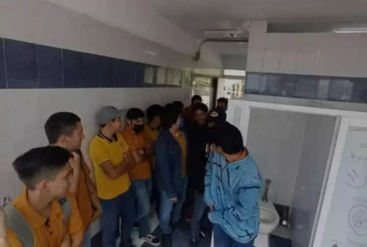 estudiante abre su barberia en baños en escuela