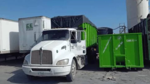 Localizan a bebé en camión de basura