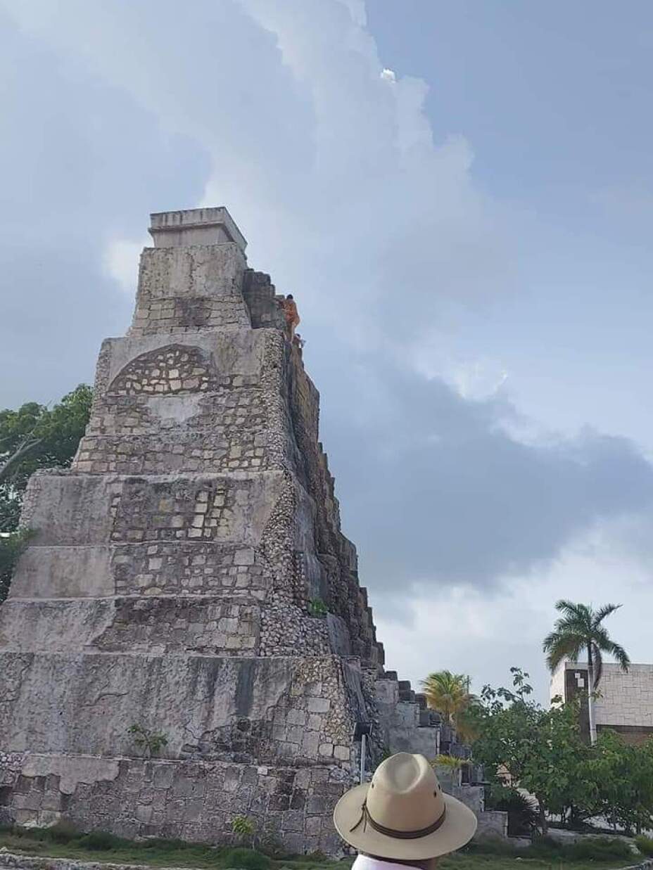 Mujer escala réplica del Templo Maya en Mahahual