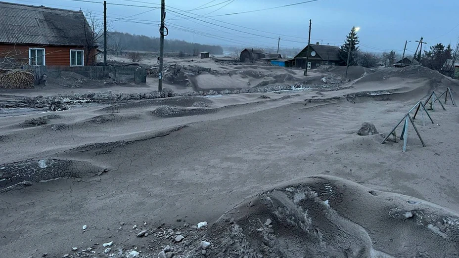 Ceniza volcánica en Kozyrevsk, Rusia, tras la erupción del volcán Shiveluch.