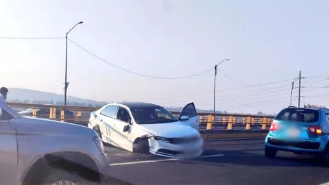 VIDEO: Conductor sufrió accidente en puente del Periférico Ecológico de Puebla hoy; hay tráfico y cierres