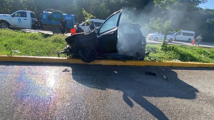 Accidente en Playa del Carmen hoy lunes 13 de enero_ Auto se incendia tras volcar.jpg