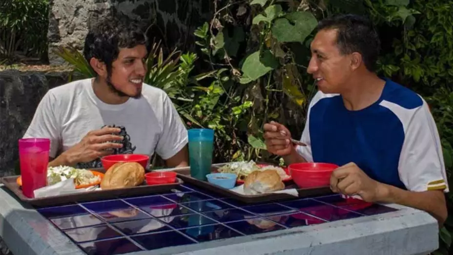 Estudiantes de la UNAM comiendo.