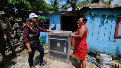 Mara Lezama entrega apoyos a familias afectadas por las inundaciones en Bacalar
