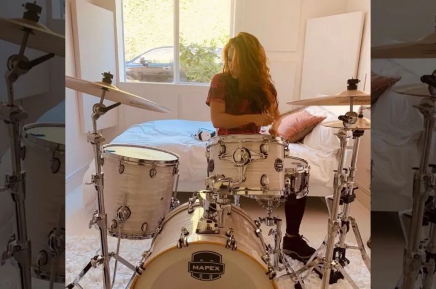 Shakira tocando la bateria.jpg