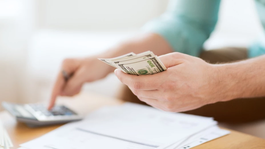 Una persona cuenta dinero