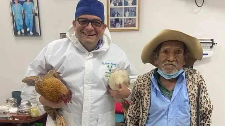 adulto-mayor-gallinas-cirugia.jpg