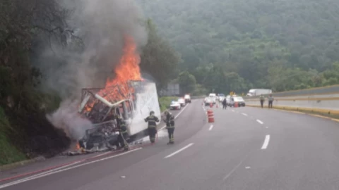 Cierre total en la Autopista México–Cuernavaca.