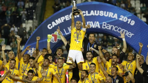 El argentino Guido Pizarro, capitán de Tigres, alza el trofeo de la Liga Mexicana, tras empatar sin goles ante León en la vuelta de la final, el domingo 26 de mayo de 2019. AP