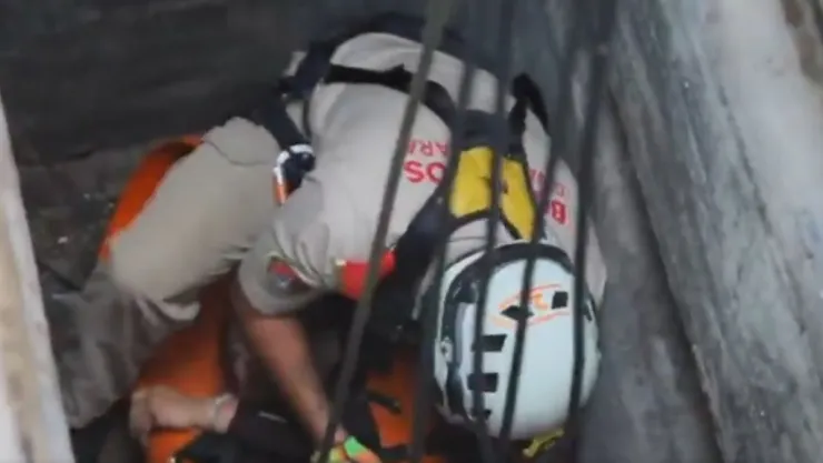 Cae en fosa en panteón