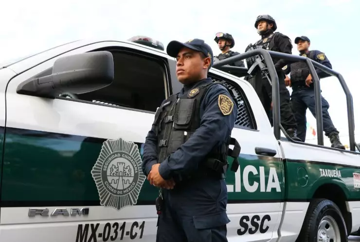 Policía frustra asalto en transporte público de Iztapalapa; es atacado con una navaja