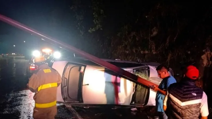 Fuerte volcadura dejó caos en la carretera Atlixco-Puebla; responsables huyeron