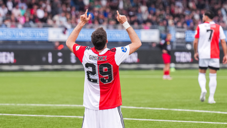 Santiago Giménez festeja su gol ante el Excelsior
